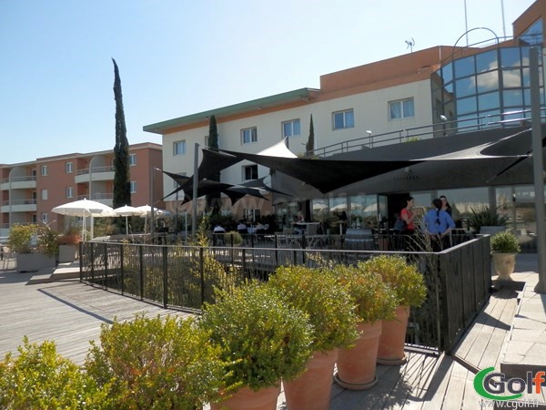 la terrase du club house du golf de Fontcaude proche de Montpellier à Juvignac dans l'hérault