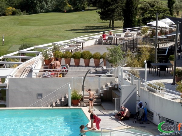 la piscine de l'hotel du golf de Fontcaude à Juvignac dans l'Hérault proche de Montpellier