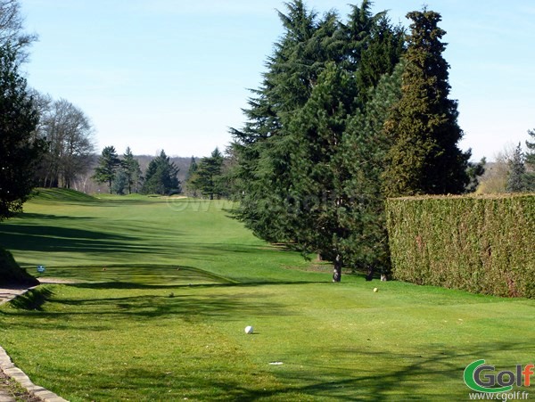 Le trou n°1 du golf parcours bleu de Fourqueux dans les Yvelines proche de Paris en Ile de France