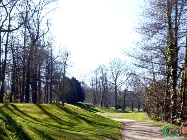 Le trou n°2 du parcours bleu sur le golf de Fourqueux dans les Yvelines proche de Paris