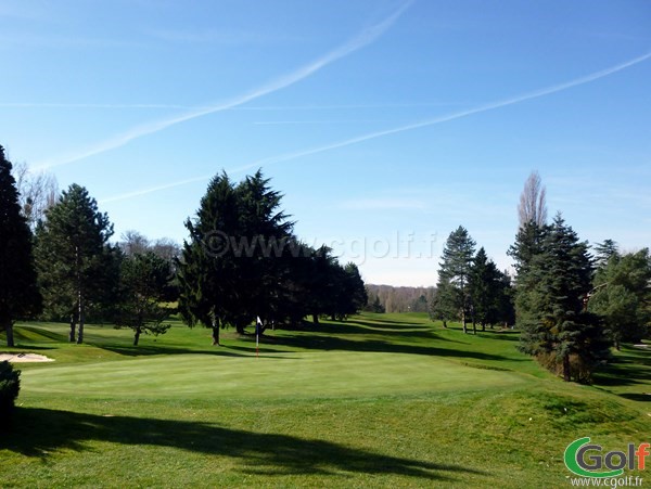 Green du parcours blanc du golf de Fourqueux dans les Yvelines proche de Paris