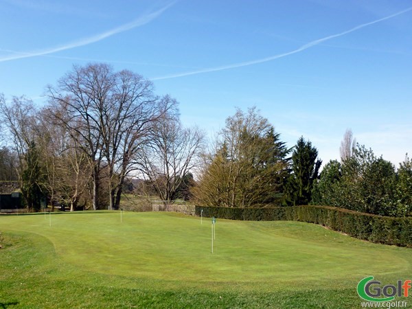 Un putting green du golf de Fourqueux proche de Paris dans les Yvelines en Ile de France