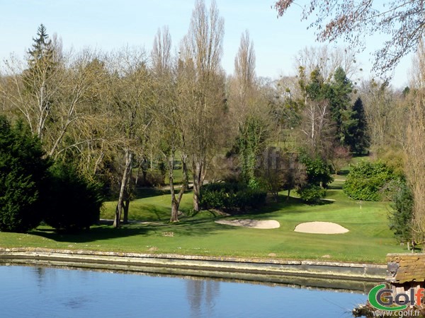 Le green n°3 du golf de Fourqueux parcours rouge à proximité de Paris dans les Yvelines