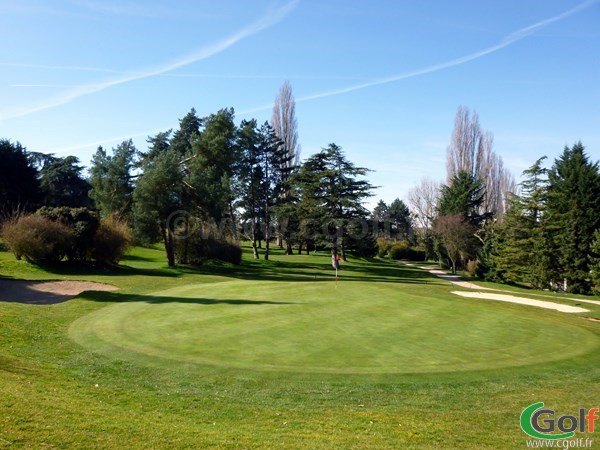 Green du parcours rouge du golf de Fourqueux proche de Paris en Ile de France