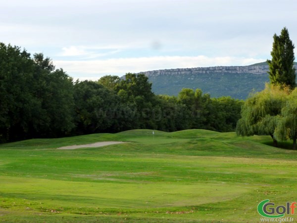 Par 3 n°7 du golf de Chateau l'Arc à Fuveau dans les Bouches du Rhone en PACA