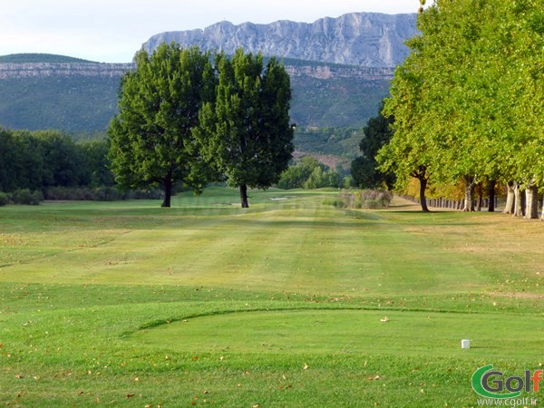 Trou n°8 du golf de Fuveau Chateau l'Arc dans les Bouches du Rhone proche de Aix-en-Provence