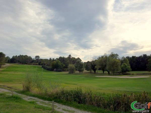 Fairway du trou n°18 sur le golf de Fuveau dans les Bouches du Rhone proche d'Aix-en-Provence