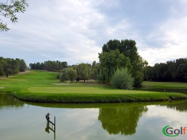 Green n°18 du golf de Chateau l'Arc à Fuveau dans les Bouches du Rhone en PACA