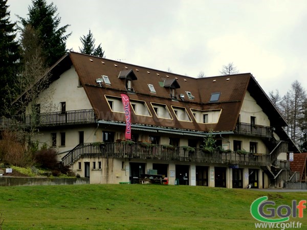 Le club house hotel restaurant du golf de Gap Bayard dans les Hautes Alpes en PACA