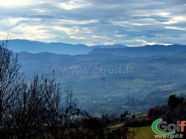 La vue sur Gap et les Alpes du golf de Gap Bayard dans les Hautes Alpes en PACA