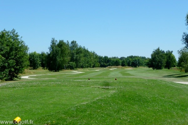 Trou n°1 du golf du Gouverneur Parcours Montarplan dans l'Ain proche de Lyon en Rhône Alpes
