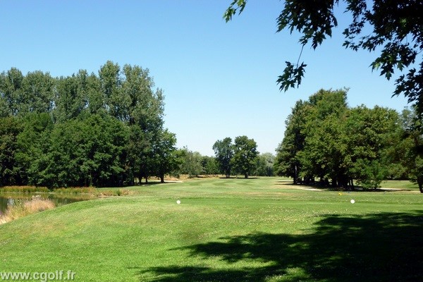 Trou n°1 du golf du gouverneur parcours le Breuil dans l'Ain Rhône-Alpes à Monthieux