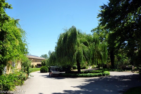 l'acces au club house du golf du Gouverneur proche de Lyon à Monthieux dans l'Ain