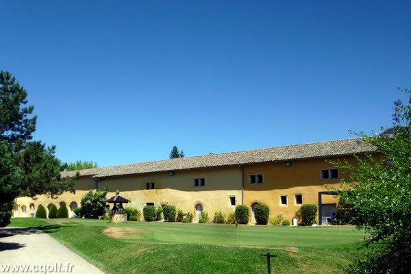 Putting green du golf du Gouverneur dans l'Ain en Rhône Alpes proche de Lyon