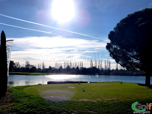 Le départ du n°1 du golf Grand Avignon dans le Vaucluse à Vedène en Provence