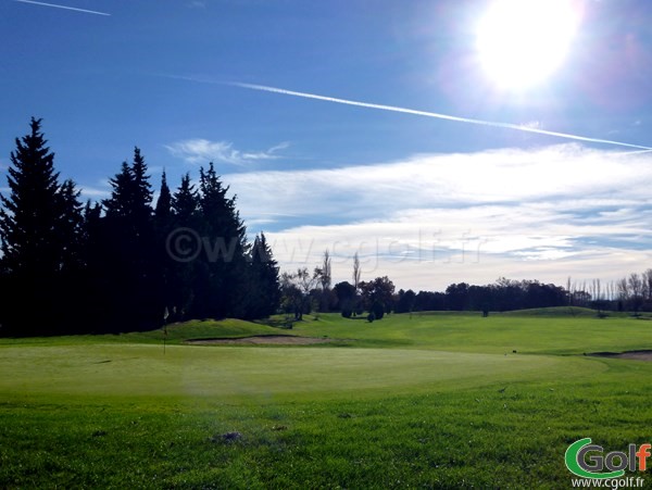Le green n°2 du golf Grand Avignon dans le Vaucluse à Vedène en Provence