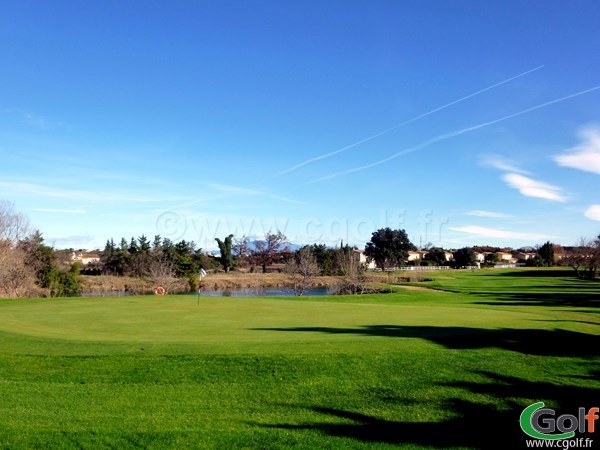 Le green du trou n°11 du golf Grand Avignon dans le Vaucluse en Provence à Vedéne