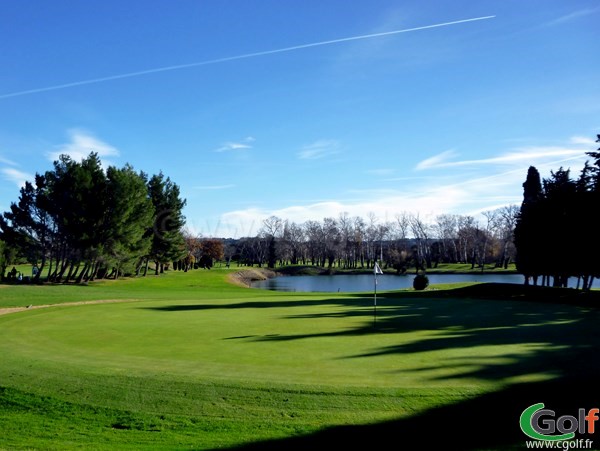 Le green du trou n°15 à Vedène sur le golf du Grand Avignon dans le Vaucluse