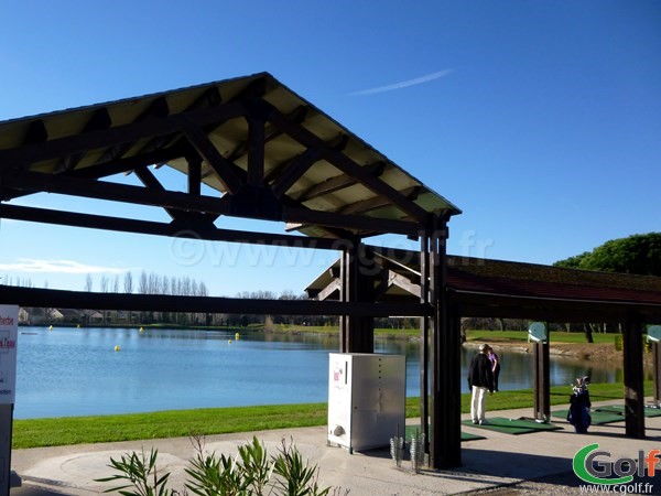 Le practice sur eau du golf Grand Avignon à Vedène dans le Vaucluse en PACA