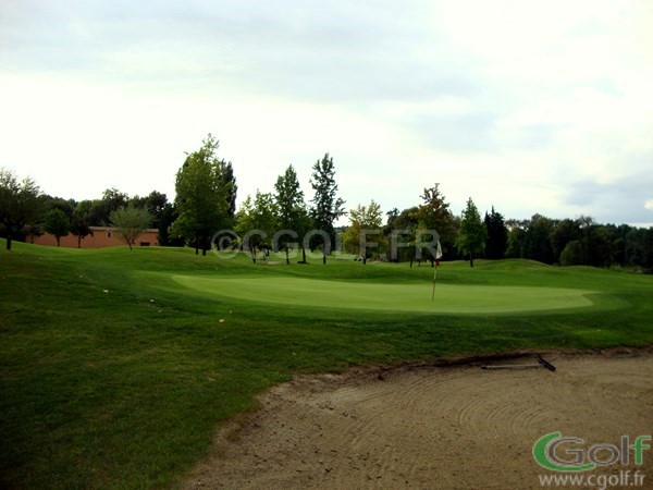 arrivé de fairway sur un green du golf de la grande bastide