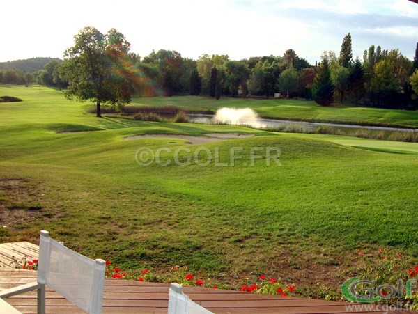 club house du golf de la grande bastide avec vue sur l'eau et le green du trou n° 18