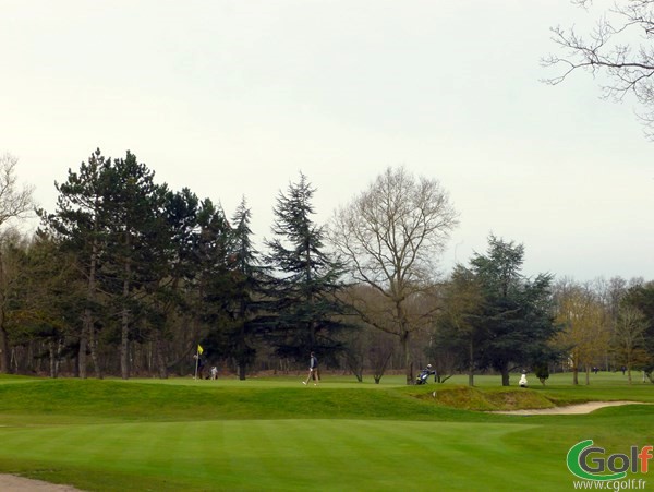 Le green n°2 du golf Isabella dans les Yvelines en Ile de France proche de Paris à Plaisir