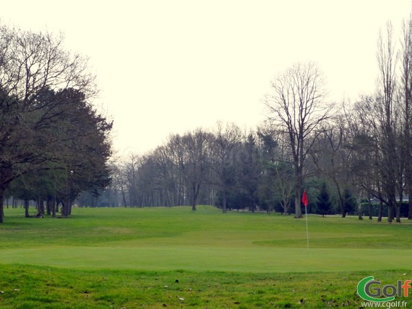 Le green n°7 du golf Isabella en Yvelines proche de Paris à Plaisir en Ile de France