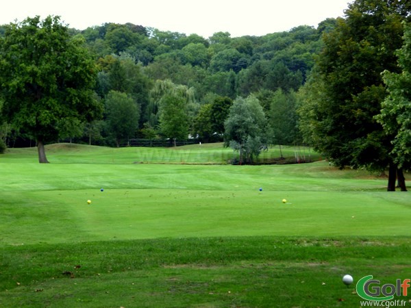 Départ et fairway n°10 du golf de l'Isle d'Adam dans le Val d'Oise en Ile de France proche de Paris