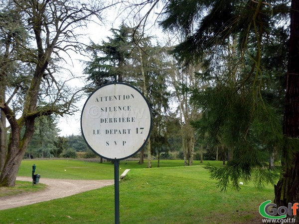 Silence devant le départ n°17 du golf de La Boulie Racing Club de France proche de Paris