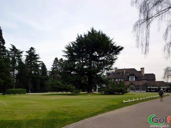 le putting green devant le restaurant du golf de La Boulie Racing Club de France proche de Paris