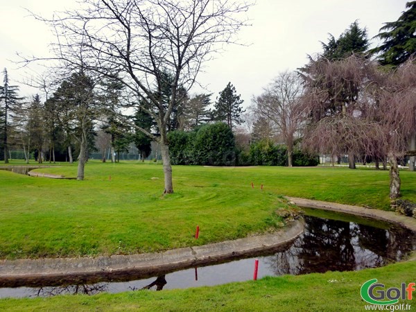 Le green n°18 du golf de La Boulie au Racing Club de France à Versailles dans les Yvelines