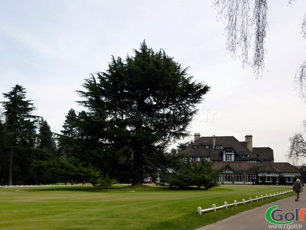 Le putting green devant le restaurant du golf de La Boulie à Versailles proche de Paris