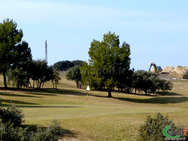 Le green n°2 du golf de La Cabre d'Or à Cabriès dans les Bouches du Rhone proche d'Aix en Provence