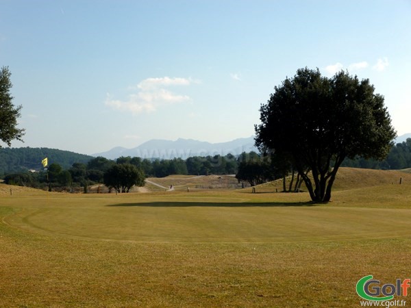 Le green n°11 du golf de la Cabre d'Or dans les Bouches du Rhone proche d'Aix en Provence