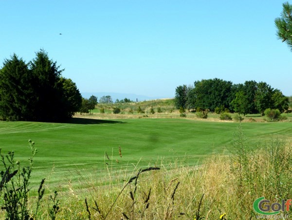 Fairway et trou n°14 du golf de Lyon Chassieu en Rhône-Alpes proche de Villeurbanne