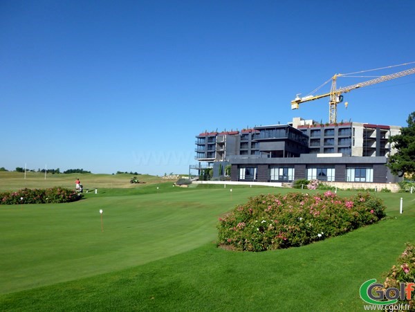 Putting green et club house du golf de Lyon Verger en Rhône Alpes dans la banlieu Lyonnaise