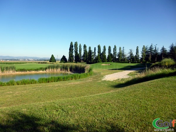 Splendide green du golf de Lyon Verger parcours 9 trous à Saint-Symphorien d'Ozon en Rhône Alpes