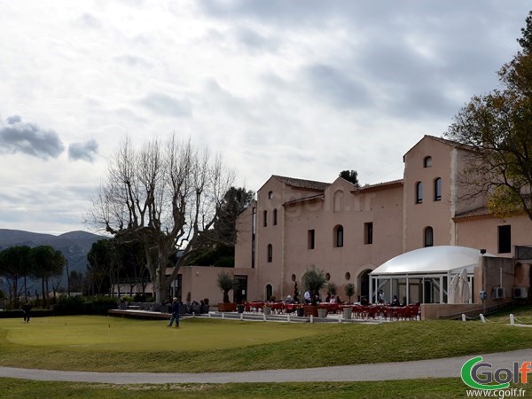 Le putting green et club house du golf de Marseille La Salette en PACA