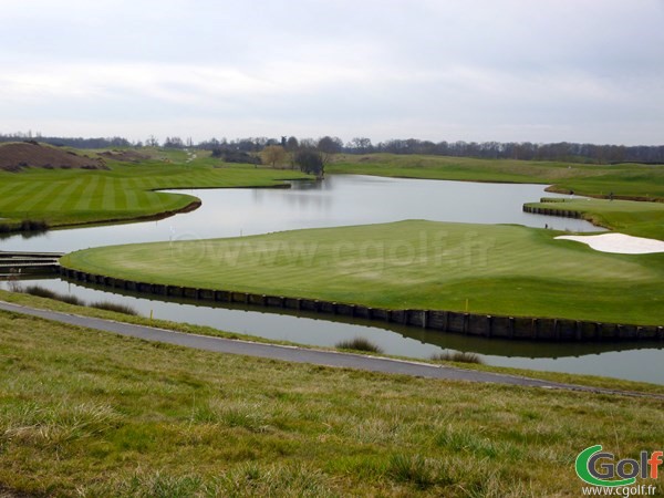 Le green n°18 du parcours l'Albatros au golf National de Paris dans les Yvelines