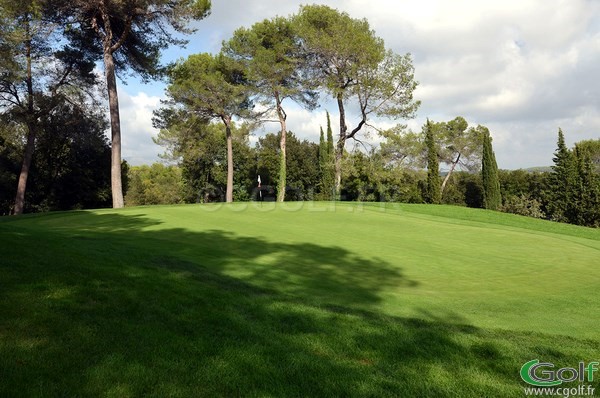 Le green du n°1 du golf d'opio Valbonne dans les Alpes Maritimes