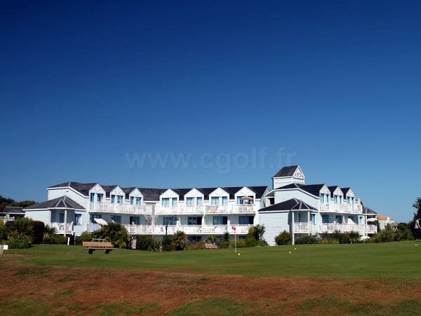 Club house et putting du golf de Port Bourgenay en Vendée à Talmont Saint Hilaire