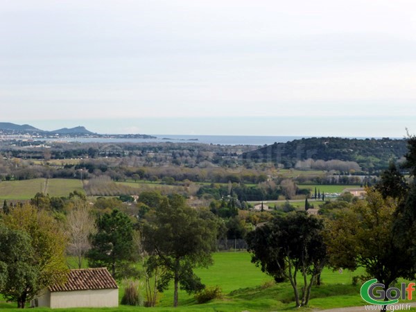 La vue sur la mer Méditerranée du golf de Roquebrune sur Argens dans le Var en PACA