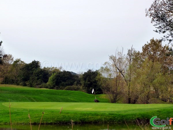 Le green n°13 du golf de Roquebrune sur Argens dans le Var sur la Cote d'Azur