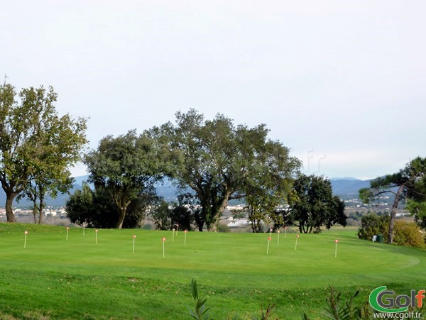 Le putting green du golf de Roquebrune sur Argens en région PACA dans le Var proche de Saint Raphael