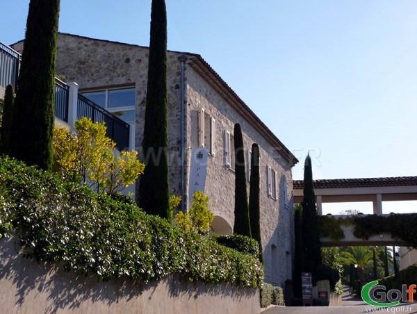 Le batiment en pierre abritant le spa du golf club de Royal Mougins sur la Cote d'Azur