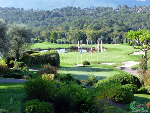 putting green et green du n°3 et 18 du royal golf club de Mougins sur la cote d'Azur dans le 06