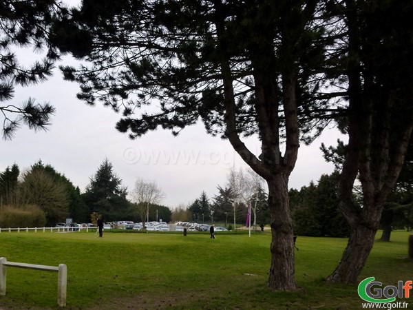 Un putting green au golf de Saint Aubin dans l'Essonne en Ile de France proche de Paris