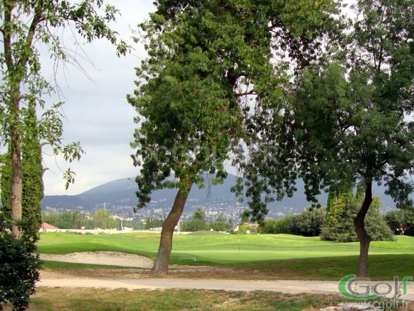 Le green du trou n°3 du golf compact 9 trou de Saint Donat à Grasse