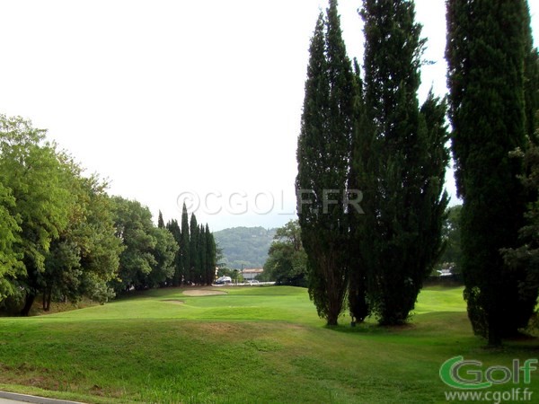 Le trou n°2 et son green entouré de bunkers du golf compact de Saint Donat à Grasse