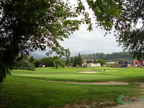 Le green du N°3 et N°8 en fond d'image du golf de Saint Donat à Grasse